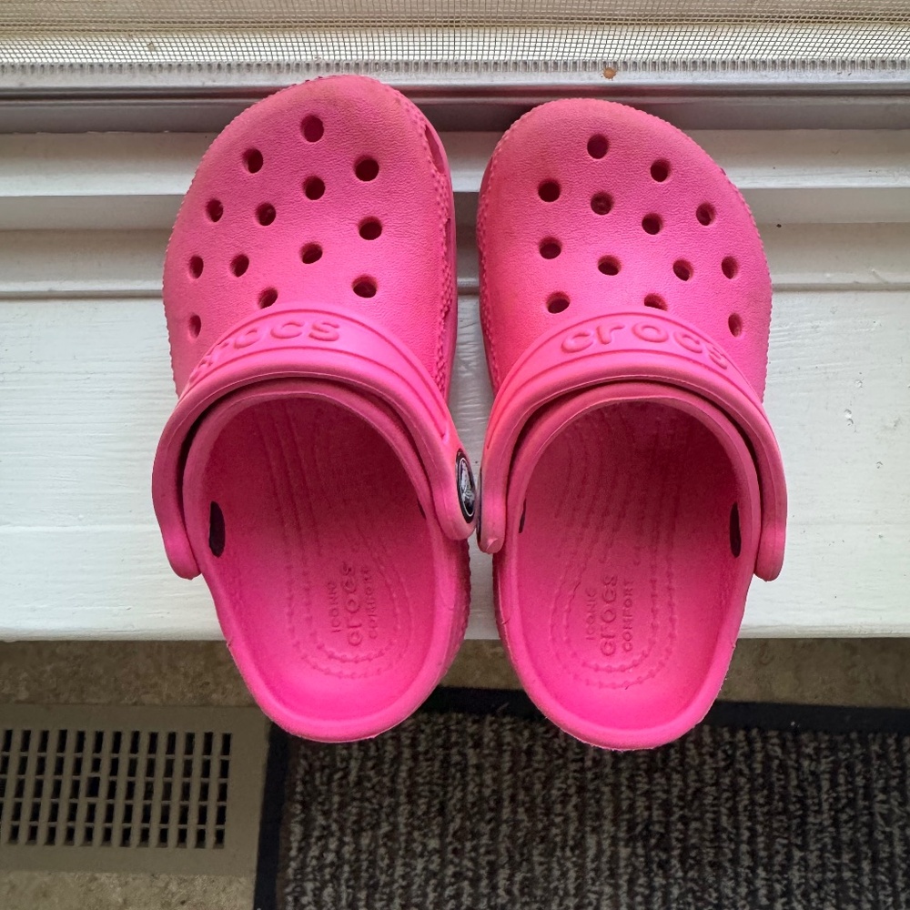 C7 Toddler Crocs - hot pink